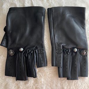 Chanel black leather gloves